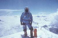 O Jean Troillet στην κορυφή του Έβερεστ τον Αύγουστο του 1986, μετά την ιστορική ανάβασή του με τον Erhard Loretan