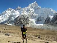 Με φόντο τις ψηλές κορφές των Ιμαλαϊων