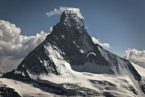 O Maurer πετάει δίπλα στο Matterhorn